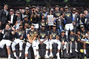 7年前的今天：勇士4-0橫掃騎士奪兩連冠 此后7年NBA產(chǎn)生不同的7冠