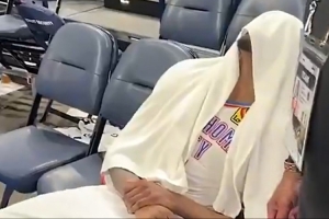 不容易！杰倫威累癱在座椅上 R-杰弗森過來打招呼差點(diǎn)被無視??
