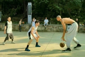 少林籃球！FIBA官博曬文班打野球圖片：??這里的拜佛很純粹