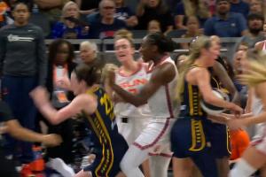 與NBA背后推人吹罰尺度不一致？裁判解釋為何推倒克拉克沒被驅逐