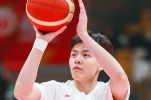 狀態(tài)火熱！楊舒予首節(jié)4投3中&三分2中1 攻下7分1板