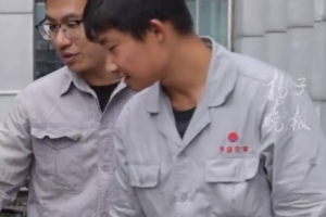 鎮(zhèn)江隊球員許俊杰：修空調(diào)是為了生活，踢足球是因為夢想