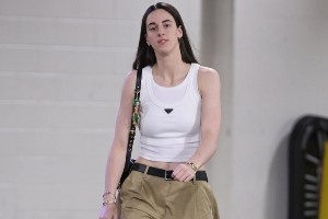 英姿颯爽??克拉克黑長直發(fā)型+爽朗笑了 輕松駕馭各類穿搭