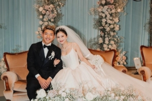 日本國(guó)腳堂安律與女友明松美玖結(jié)婚，在社媒曬出結(jié)婚照