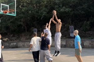少林籃球！文班亞馬在少林寺水泥地赤膊上身與粉絲切磋??