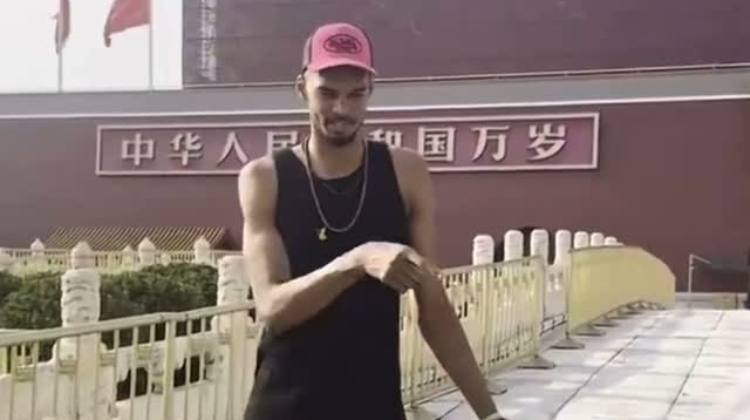 ??文班離開少林寺后還前往北京天安門廣場瞻仰了一番！