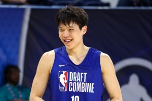 青島日?qǐng)?bào)：無(wú)緣NBA選秀“小綠屋”意料之中，楊瀚森簽位基本確定