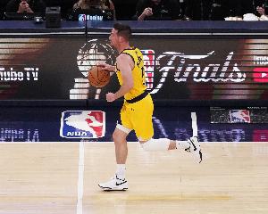 麥康納總決賽至今替補貢獻60+25+15 NBA歷史首人