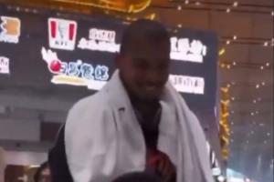 修行結(jié)束 明年見??文班亞馬結(jié)束16天中國(guó)行 離別時(shí)與球迷互動(dòng)