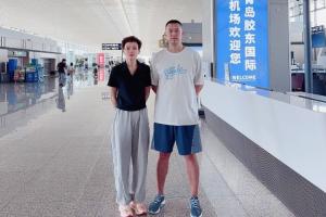 ??好的信號(hào)？楊瀚森的父母已經(jīng)啟程前往美國(guó) 現(xiàn)場(chǎng)支持兒子