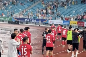 常州隊(duì)五連敗后球迷不離不棄，賽后喊話：打回來吧！