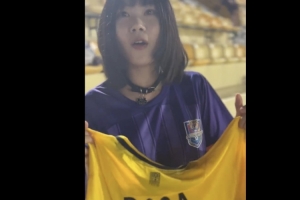 廣州豹外援羅薩向老東家津門(mén)虎球迷謝場(chǎng)，贈(zèng)送女球迷球衣