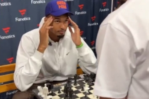 ??文班亞馬挑戰(zhàn)和100名球迷下國際象棋 最后輕松獲勝