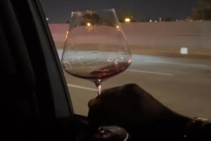 搖晃的紅酒??杯！詹姆斯曬夜間乘車(chē)愜意自拍 手中一杯紅酒??