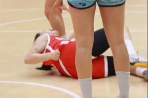 遭對手墊屁股的動作受傷離場！U19女籃球員李雨汧傷勢并無大礙