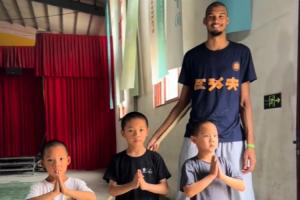 少林小子童子功震驚文班亞馬！網(wǎng)友：不知師弟在NBA怎么樣了??