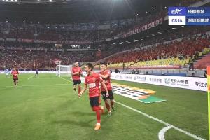 第8分鐘，韋世豪單刀破門，蓉城1-0新鵬城