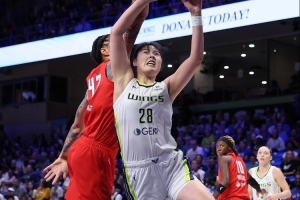李月汝：格里娜是WNBA中最好的內(nèi)線球員 能和她交手我很興奮