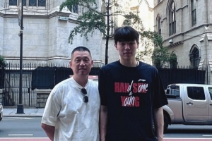 參觀NBA總部&與家人團(tuán)聚！媒體人周鵬曬楊瀚森再次抵達(dá)紐約后近照