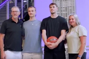 2025年NBA選秀大會在即！弗拉格攜家人參觀紐約帝國大廈