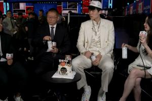 生日快樂(lè)！2025年NBA首輪16號(hào)秀楊瀚森在選秀大會(huì)現(xiàn)場(chǎng)過(guò)生日??