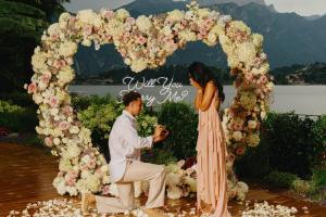 太子妃答應(yīng)了??紅軍太子瓊斯求婚女友成功！