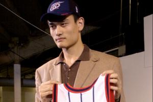 歷史的開始！2002年的今天：火箭用狀元簽選擇了中國中鋒姚明