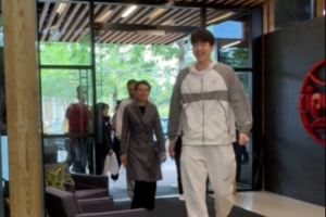 歡迎來到撕裂之城??開拓者官推曬楊瀚森一家抵達(dá)波特蘭視頻