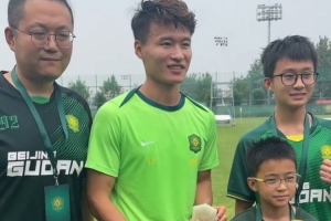林良銘獲北京國安5月最佳球員，俱樂部選出的幸運球迷為他頒獎