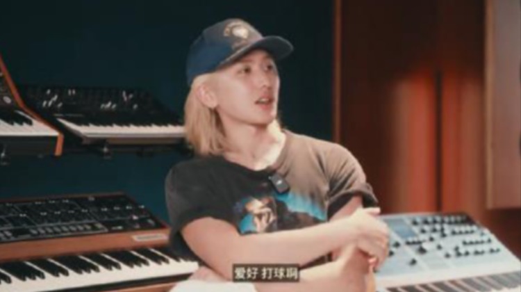 游刃有余cue自己！音樂外的愛好？蔡徐坤：打球?。〈蚧@球??
