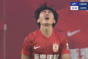 非常懊惱！玄智健單刀過掉申花門將，小角度左腳擊中邊網(wǎng)！
