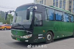 北京國(guó)安新大巴準(zhǔn)備就緒，今日從基地出發(fā)前往工體