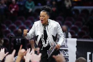 ??NBA首個(gè)歷史女主帥？尼克斯聯(lián)系南卡女籃三冠教頭???