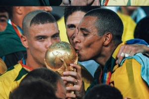 2002年的今天大羅世界杯決賽梅開二度，巴西達成五冠榮耀
