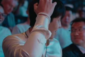 楊瀚森得知自己被選中后詫異撓頭&緊張搓手&穿上外套竟忘記翻衣領(lǐng)