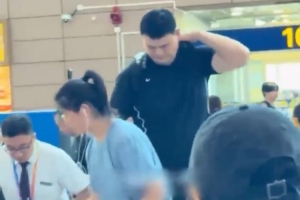 父女同框！姚明攜女兒現(xiàn)身上海 15歲姚沁蕾身高1米9
