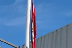 YNWA??球迷在球場(chǎng)外送上鮮花悼念若塔，利物浦隊(duì)旗降半旗致哀