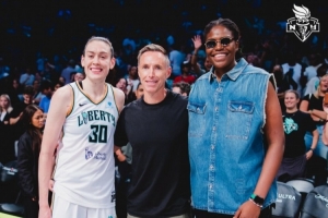 納什紐約觀戰(zhàn)WNBA自由人比賽！合影中的納什反而略顯小鳥依人