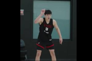 開拓者曬訓(xùn)練集錦：楊瀚森空接+劈扣來去自如 跟隊(duì)友也相談甚歡