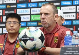 記者談國足vs韓國：龍仁可比大連熱，今晚可是一場消耗戰(zhàn)