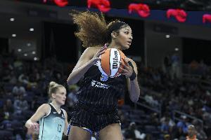 里斯16中7砍16分17板6助1帽 連續(xù)5場15+籃板&WNBA歷史首人??