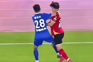 蘇超肘擊對(duì)手?南京文旅被刷屏：開(kāi)除楊笑天！去那里吃肘子嗎