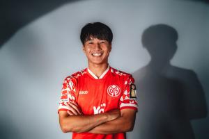 登陸德甲！官方：23歲日本中場川崎颯太租借美因茨，有買斷條款