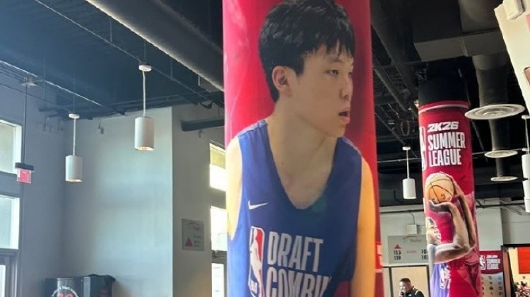 排面拉滿??！NBA夏季聯(lián)賽環(huán)廊出現(xiàn)楊瀚森海報(bào)