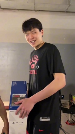 愛吃飯睡覺打游戲??楊瀚森收獲禮物PS5 開心地抱著炫耀了一路