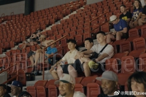 媒體人：遼寧男籃總經(jīng)理劉子慶和主教練楊鳴在現(xiàn)場(chǎng)觀看NBA夏聯(lián)