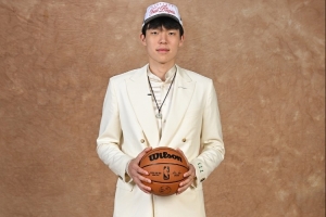 楊瀚森在斯普利特陪同下練外線投籃 前者右側45度NBA三分線5投4中