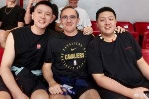 楊鳴現(xiàn)場(chǎng)觀戰(zhàn)給楊瀚森助陣：沒有考察、只有助威的一場(chǎng)比賽??