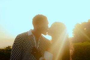 ??米切爾求婚成功！未婚妻可可-瓊斯是知名歌手兼演員！