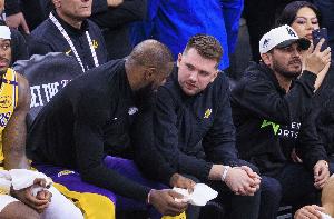 ESPN：湖人易主時(shí)東契奇獲提前通知后祝賀 詹姆斯未被告知&未發(fā)聲